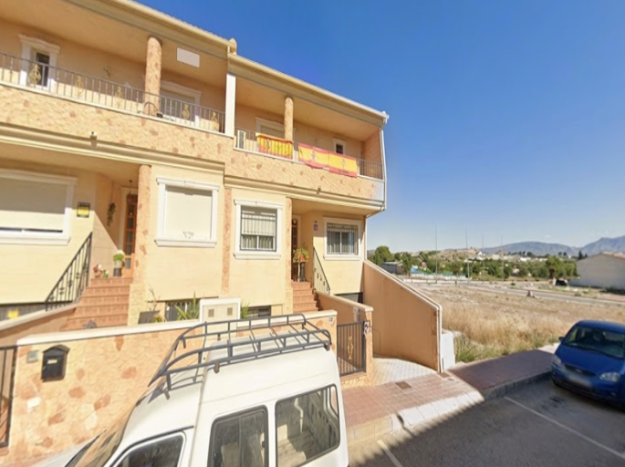 Vivienda tipo dúplex, con garaje.
